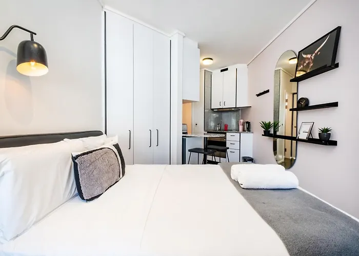 The Flamingo 808 - Top Floor Sea Point Studio - Mountain Views With Daily Housekeeping