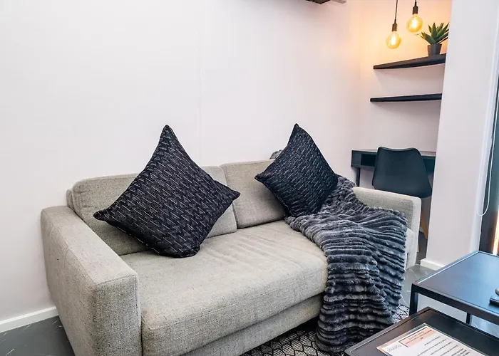 The Flamingo 808 - Top Floor Sea Point Studio - Mountain Views With Daily Housekeeping