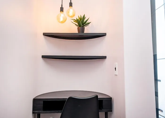 The Flamingo 808 - Top Floor Sea Point Studio - Mountain Views With Daily Housekeeping