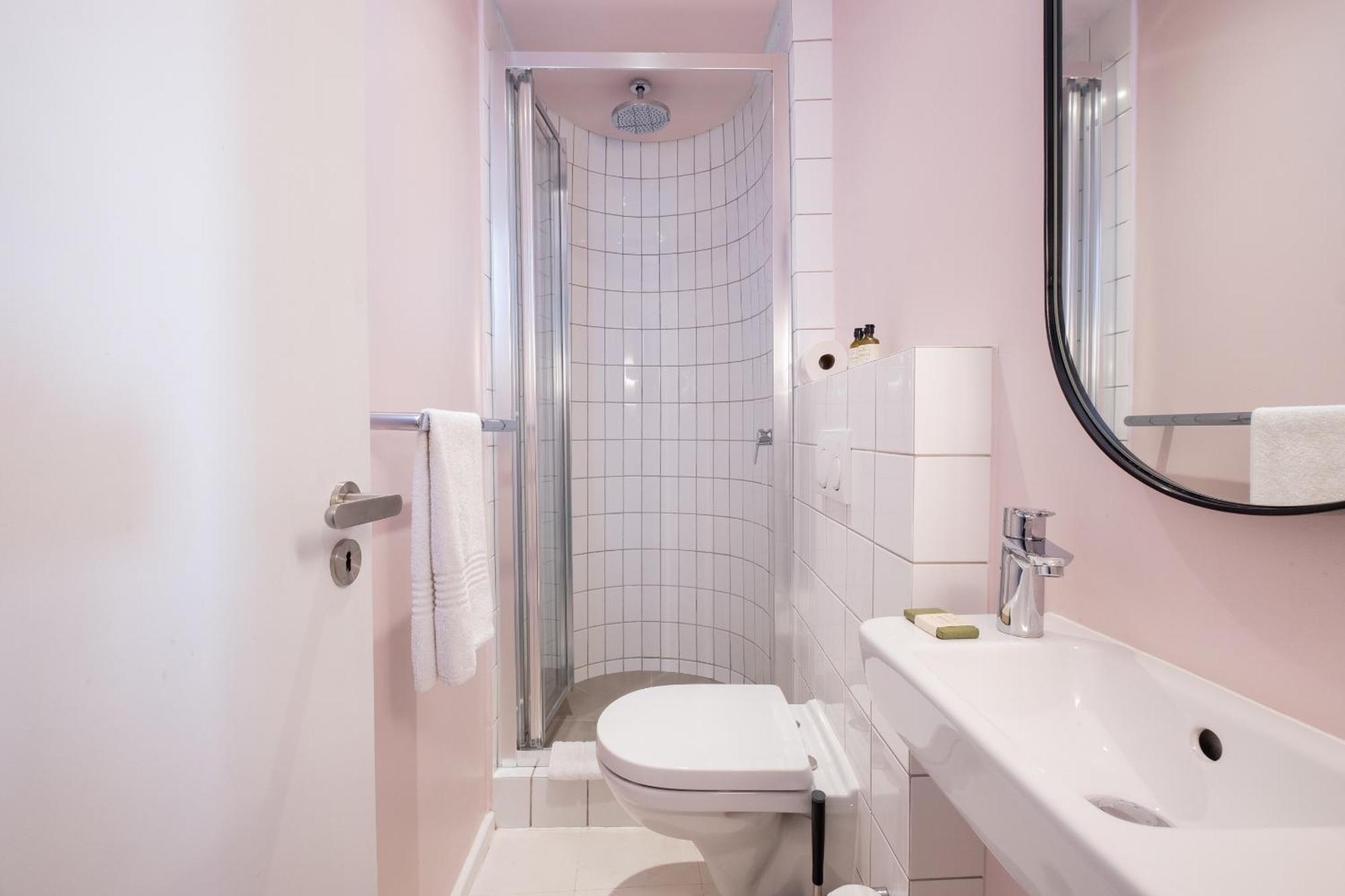 Apartment The Flamingo 808 - Top Floor Sea Point Studio - Mountain Views With Daily Housekeeping *