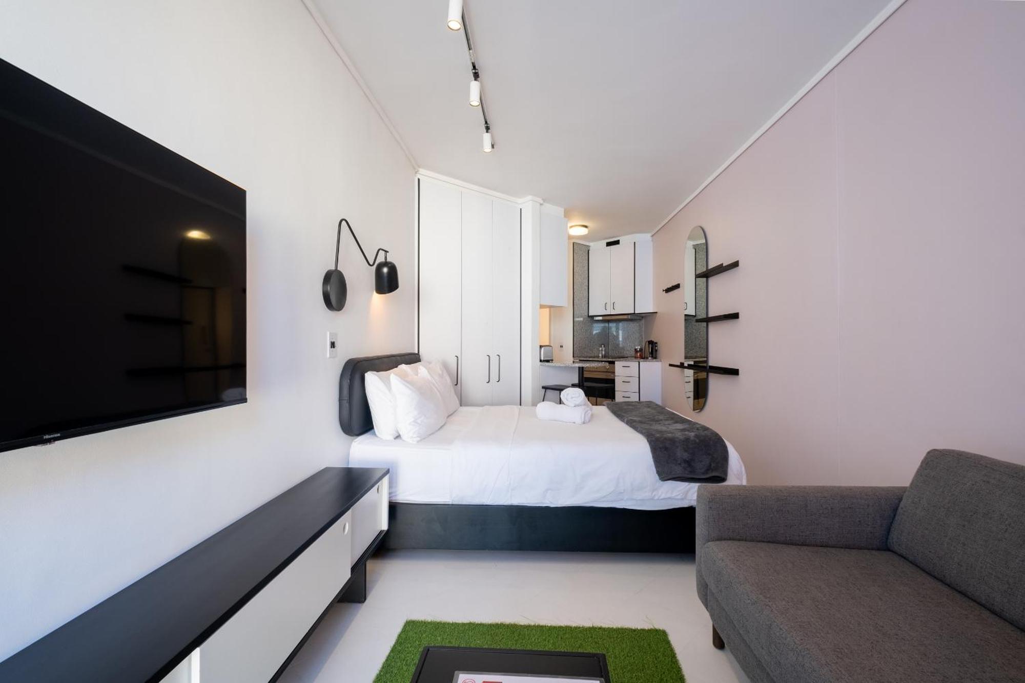 The Flamingo 808 - Top Floor Sea Point Studio - Mountain Views With Daily Housekeeping * Cape Town