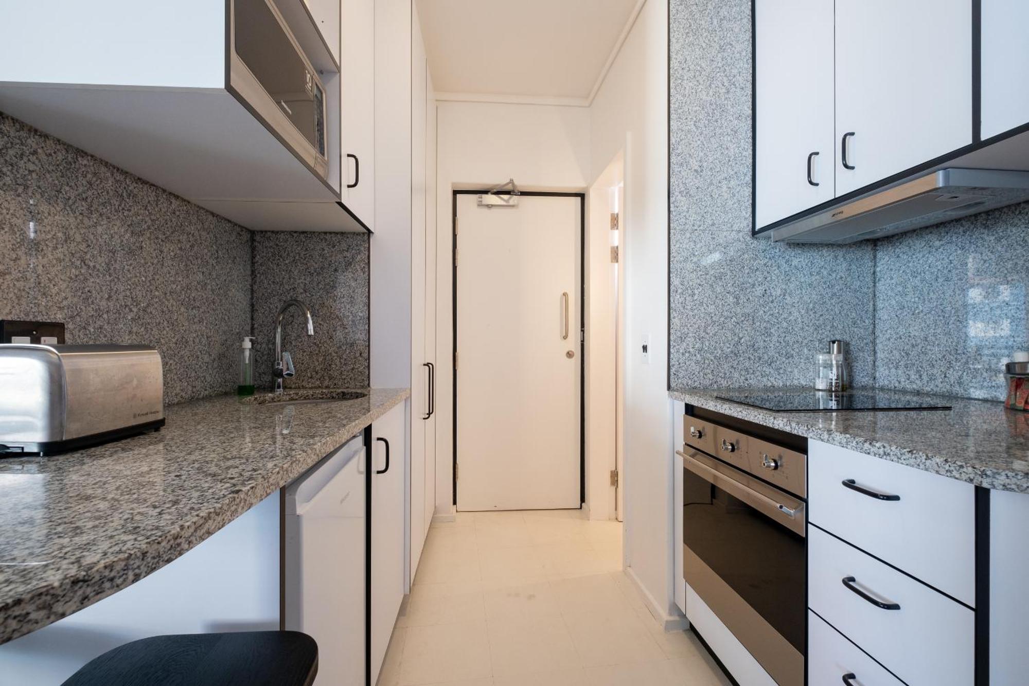 The Flamingo 808 - Top Floor Sea Point Studio - Mountain Views With Daily Housekeeping * Cape Town