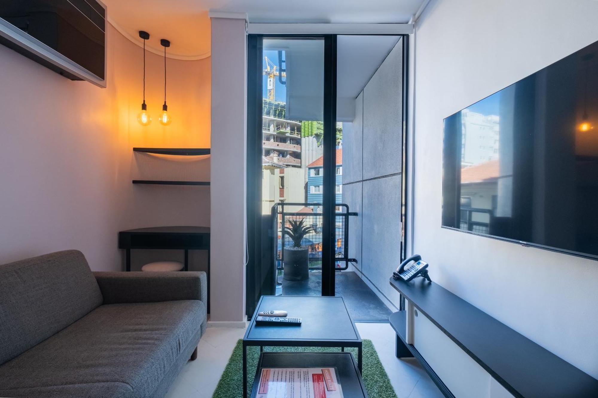 The Flamingo 808 - Top Floor Sea Point Studio - Mountain Views With Daily Housekeeping Apartment *