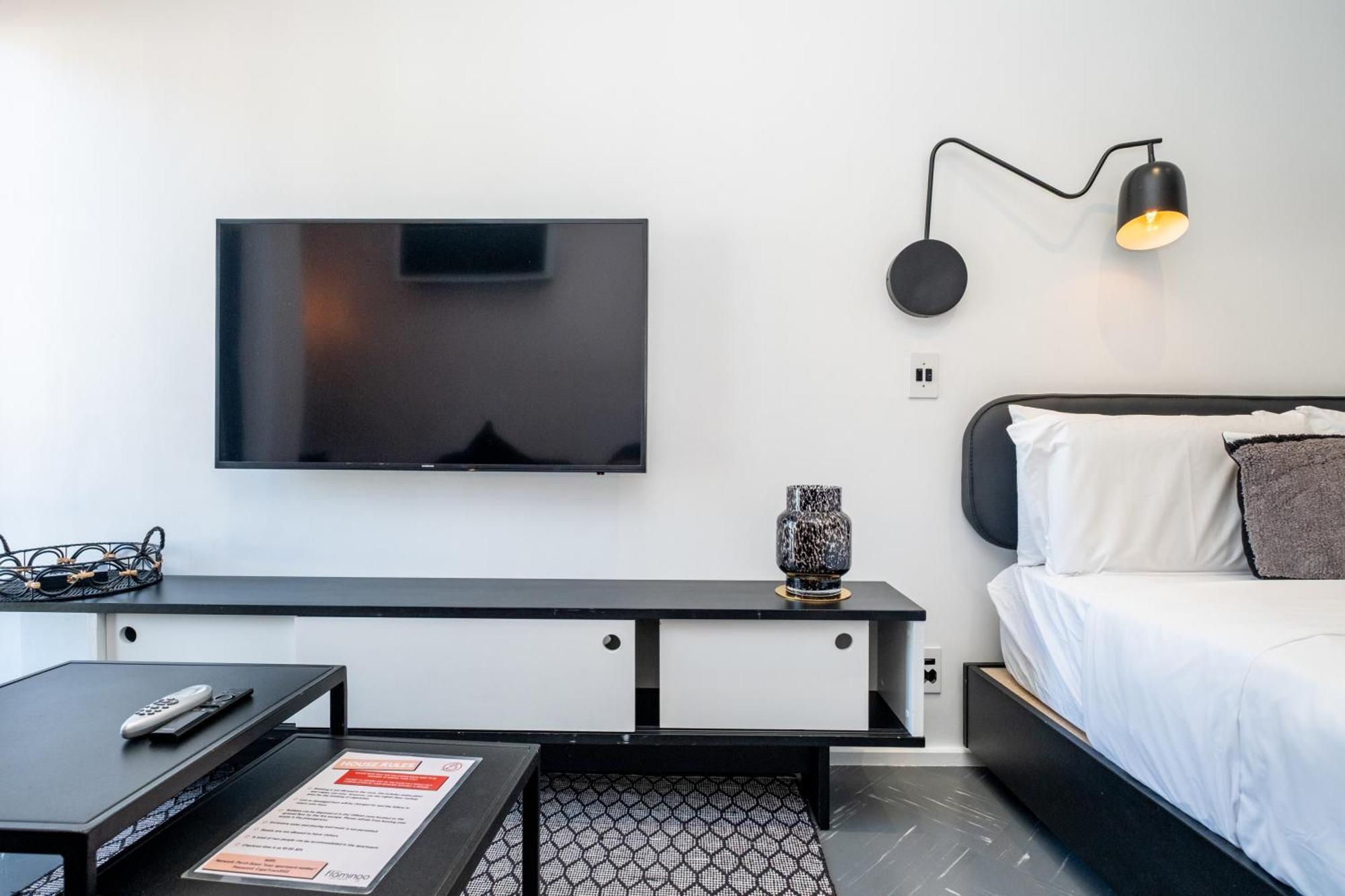 The Flamingo 808 - Top Floor Sea Point Studio - Mountain Views With Daily Housekeeping Apartment