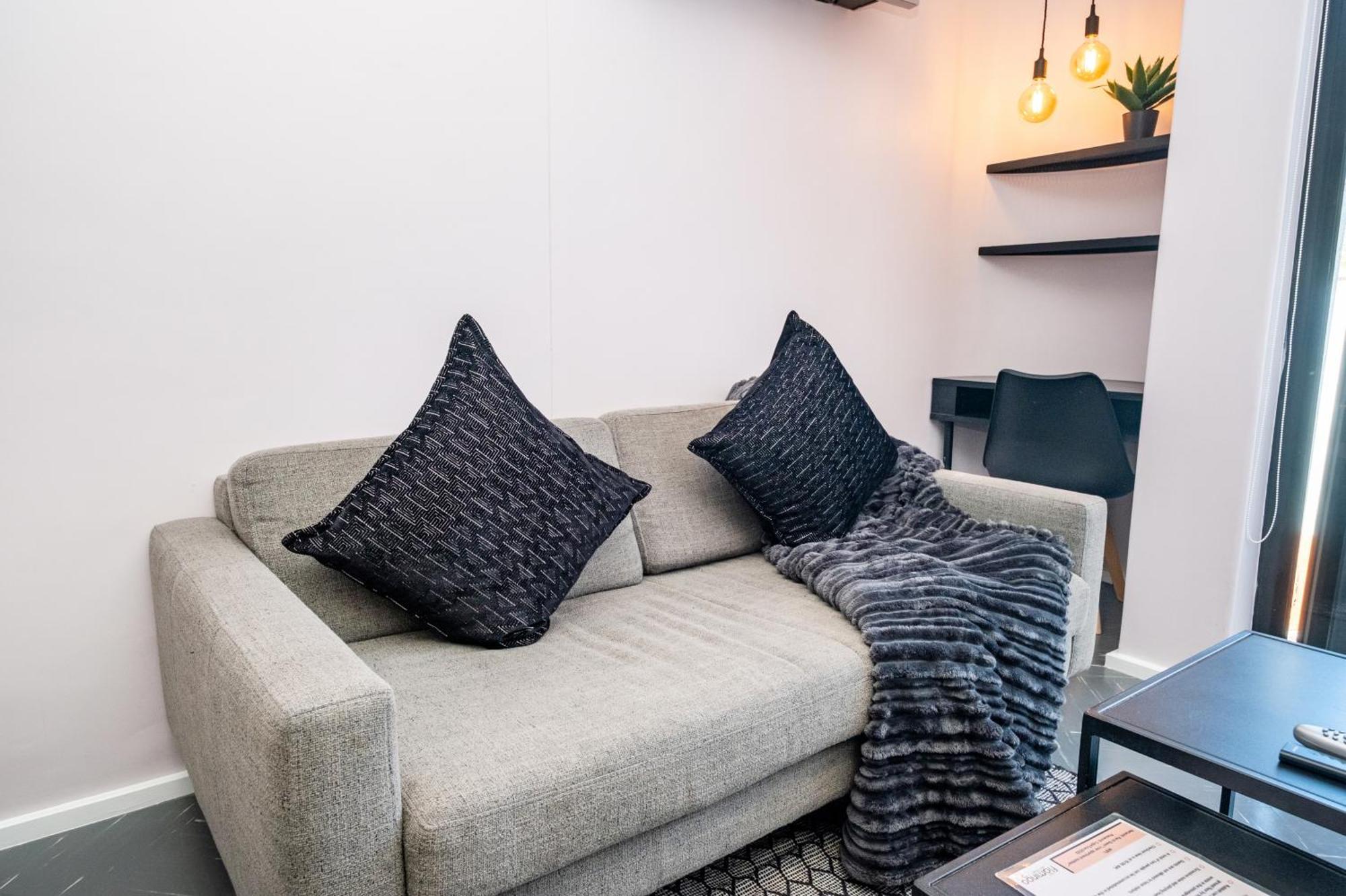 The Flamingo 808 - Top Floor Sea Point Studio - Mountain Views With Daily Housekeeping Apartment Cape Town