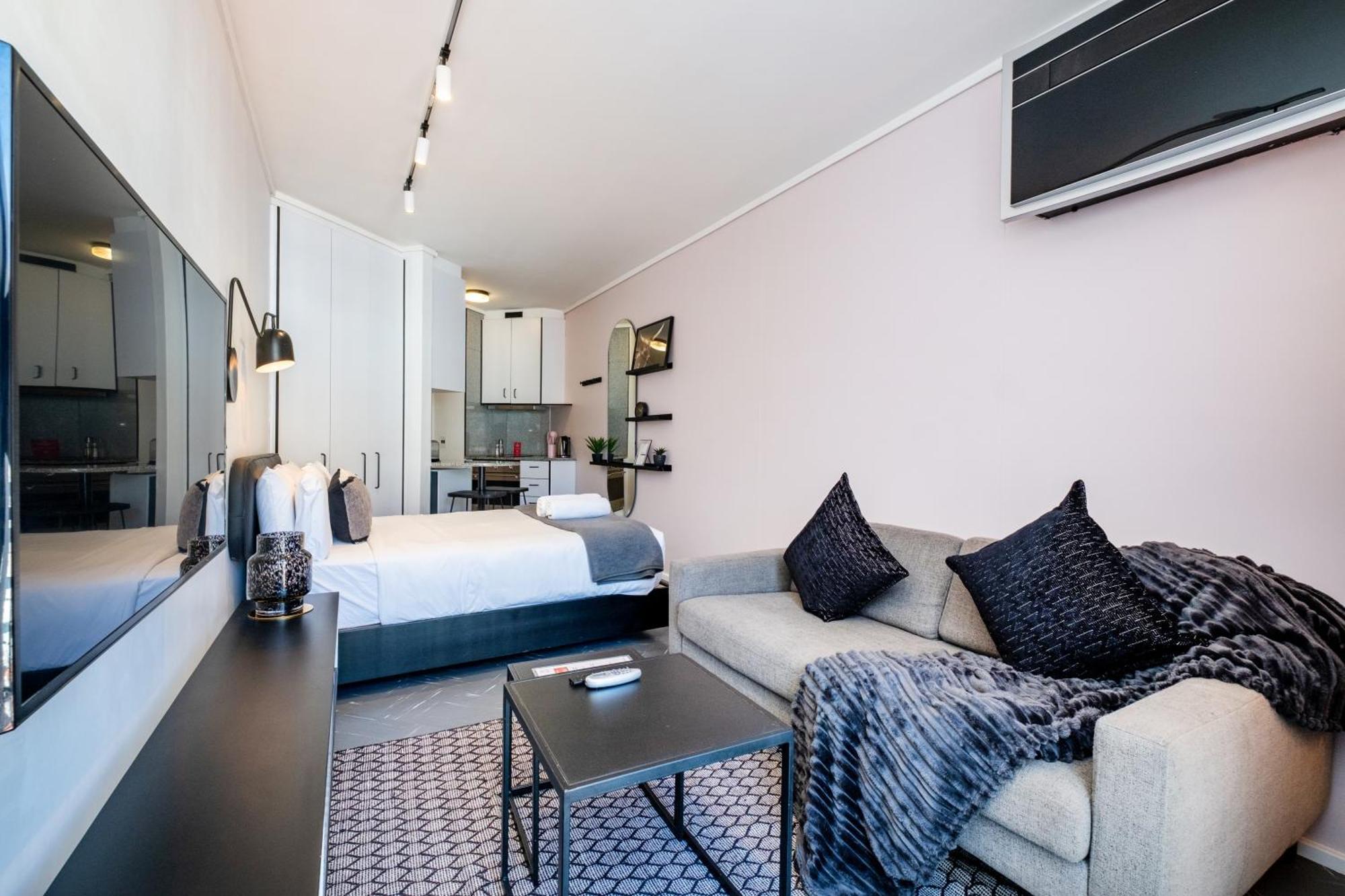 The Flamingo 808 - Top Floor Sea Point Studio - Mountain Views With Daily Housekeeping * Cape Town