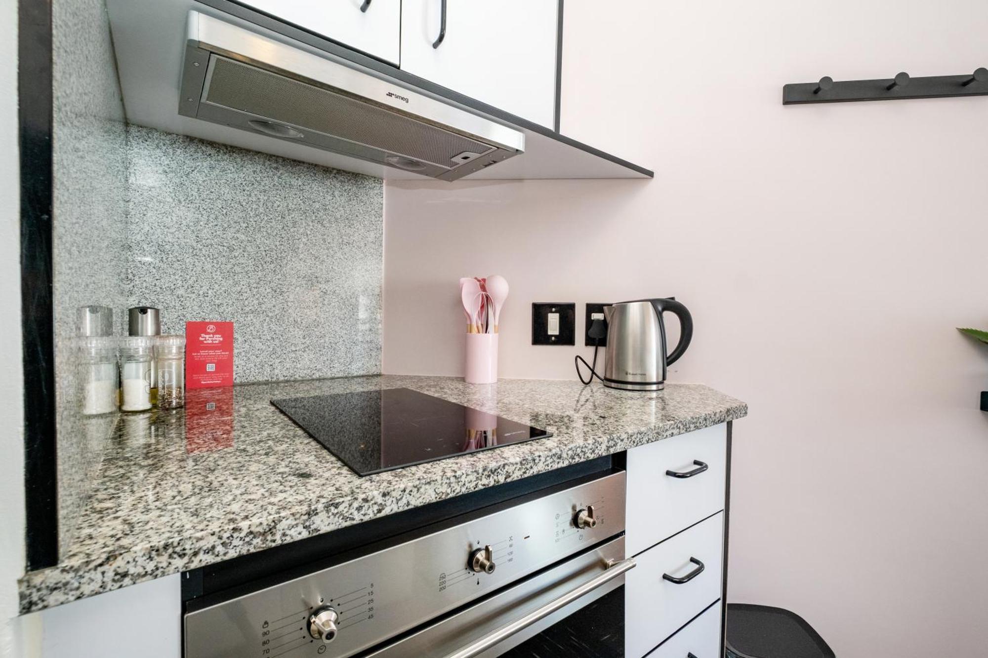 The Flamingo 808 - Top Floor Sea Point Studio - Mountain Views With Daily Housekeeping Apartment Cape Town