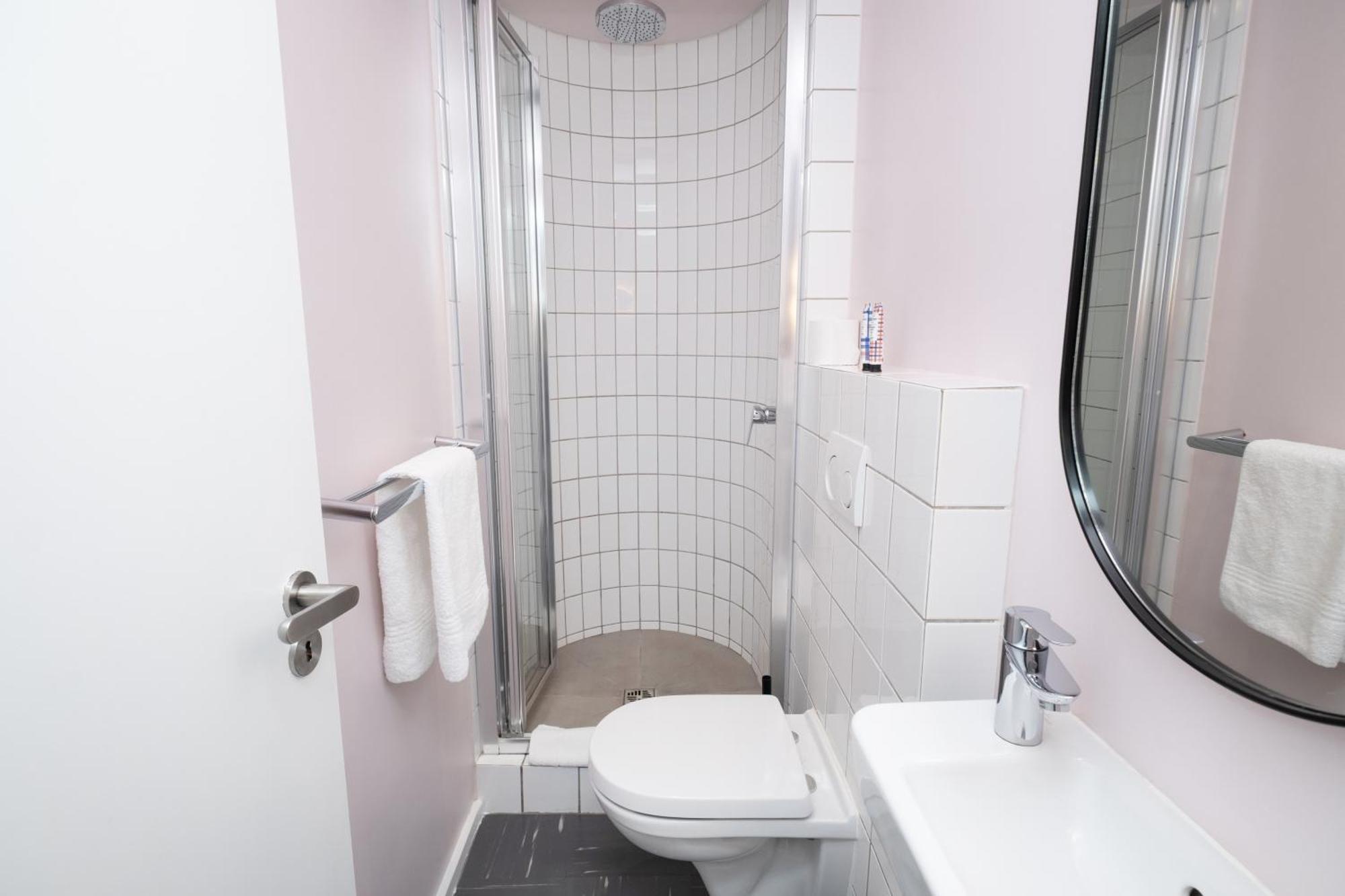 Apartment The Flamingo 808 - Top Floor Sea Point Studio - Mountain Views With Daily Housekeeping Cape Town
