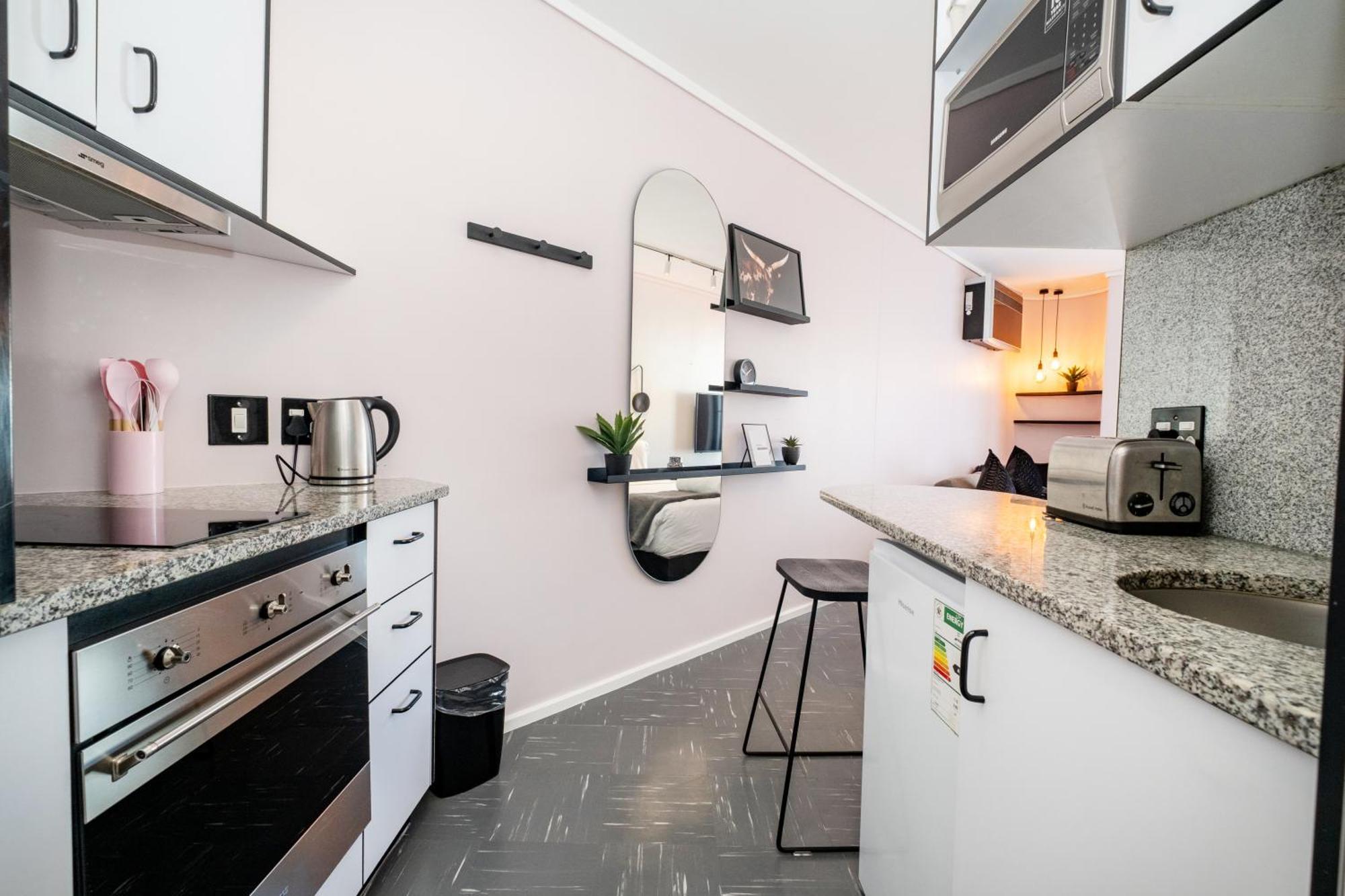 The Flamingo 808 - Top Floor Sea Point Studio - Mountain Views With Daily Housekeeping Cape Town